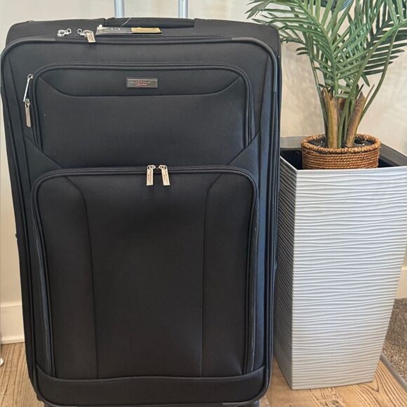 Pacific Coast Signature 28″ Softside Spinner Upright Luggage – Black - Picture 2 of 10